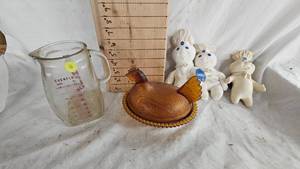 lot 76 image: Evenflo Glass Measuring Pitcher, Indiana Glass Hen on a Nest