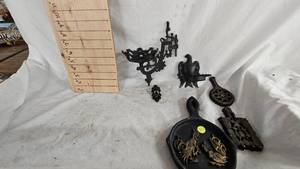 lot 66 image: Cast Iron Wall Sconce, Eagle Iron Wall Sconce and Plaster Decor