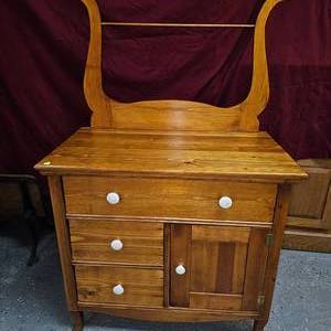 lot 10 image: Vintage WashstandVanity, Very Nice