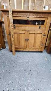 lot 6 image: Small 3 Door Oak Cabinet