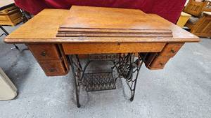 lot 8 image: Antique Singer Sewing Machine