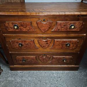 lot 11 image: 3 Drawer Dresser