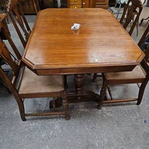lot 12 image: Kitchen Table  with 4 padded chairs and 12 Leaf