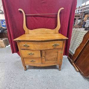 lot 14 image: Vintage WashstandVanity Dresser