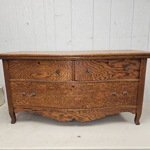 lot 20 image: Low 2 Drawer Dresser