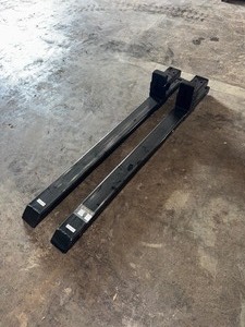 lot 120 image: Wolverine Non-Adjustable Clip-On Pallet Fork