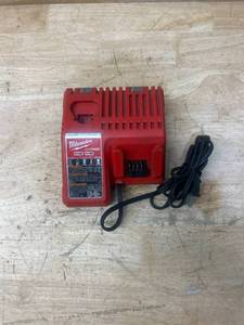 lot 78 image: Milwaukee 12V &18V M12M18 Lithium Ion Battery Charger 48-59-1812