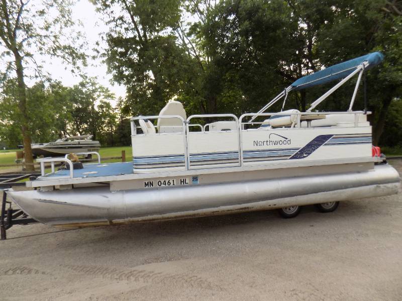 lot 1 image: 1999 Northwoods 20 Pontoon Boat NO TRAILER