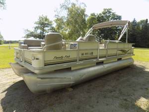 lot 2 image: 2002 Crest 22 Family Fish Pontoon with 70 Suzuki NO TRAILER