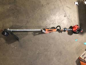 lot 15 image: ECHO 21.2 cc Gas 2-Stroke Straight Shaft String Trimmer Broken Customer Returns See Pictures