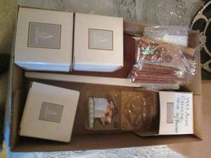lot 25 image: Vintage Avon Carousel wonderland mi...