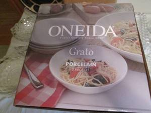 lot 28 image: Oneida Grato Porcelain 5pc bowl set...