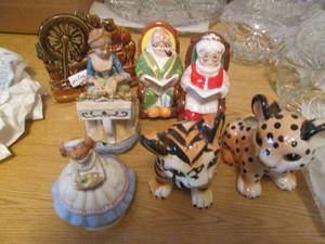 lot 29 image: McCoy stoneware planter, Vintage Le...
