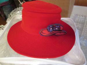 lot 33 image: Vintage Red velvet-like stylish hat...