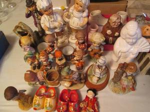 lot 37 image: Vintage figurines and decor includi...