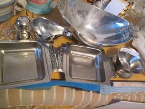 lot 47 image: Stainless steel bowl and servingwar...