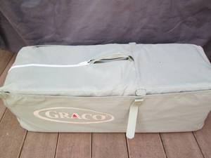 lot 64 image: Graco pack-and-play in travel carri...