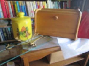lot 103 image: Vintage metal shoe shine kit, lidde...
