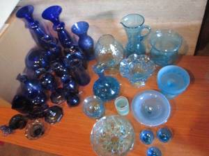 lot 120 image: Vintage collectible glassware cobal...