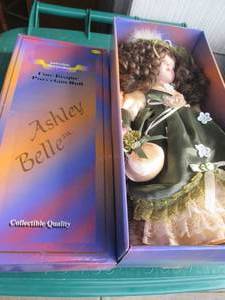 lot 131 image: Porcelain keepsakes Ashley Belle Co...