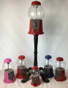 lot 136 image: Collection of Vintage Gumball Machines 5 Carousel and 1 Houstons with Cast Iron Stand