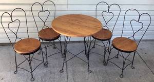 lot 137 image: Vintage Ice Cream Parlor Table and 4 Chairs