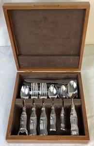 lot 98 image: Vintage Gibson Coca-Cola Boxed Flatware Set - Service for 8