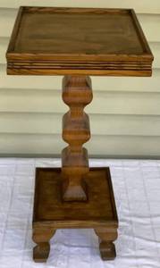 lot 28 image: Vintage Oak Display Pedestal