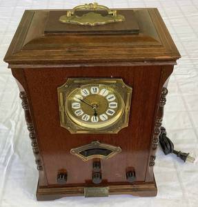 lot 227 image: Thomas Collectors Edition America Series Clock Radio with Cassette Model 512