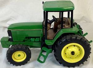 lot 163 image: 116 ERTL John Deere 7800 Tractor