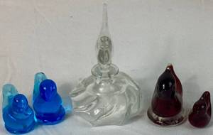 lot 205 image: Glass Bird Collection - Vintage Perfume Bottle, 2 Bluebirds and 2 Red Birds