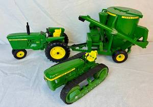 lot 162 image: 116 ERTL John Deere MC Crawler and 116 ERTL 3020 Tractor with ERTL Grinder Mixer Mill Implement