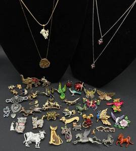 lot 278 image: Assortment of Animal Pins, Necklaces and Pendants
