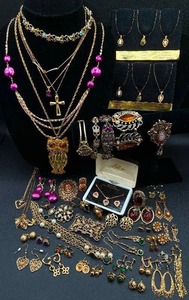 lot 248 image: Regal Style Jewelry Collection - Necklaces, Earrings, Brooches, Rings and Belt