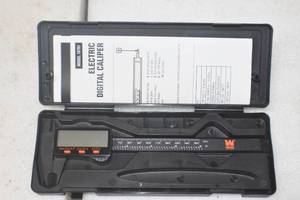 lot 31 image: WEN 10761 Electronic 6.1-Inch Digital Caliper with LCD Readout and Storage Case