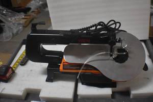 lot 72 image: WEN 3921 16-inch Two-Direction Variable Speed Scroll Saw