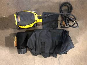 lot 40 image: DEWALT 2.3 Amp Corded 14 Sheet Palm Grip Sander Kit with Contractor Bag  Customer Returns See Pictures