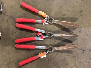 lot 20 image: Corona ClassicCUT 13.5 in. Forged Steel Blade with Comfortable Steel Handles Hedge Shears   Customer Returns See Pictures