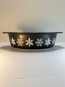 lot 45 image: Vintage Pyrex White on Charcoal Snowflake Casserole Dish