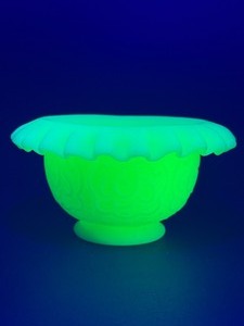 lot 21 image: RARE Fenton Lime Green Custard Satin Uranium Glass Ruffled Bowl Glows Under Blacklight