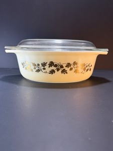 lot 92 image: RARE 1960s Pyrex Golden Acorn Oval Casserole Dish #043 (1.5 QT) MCM w Lid EUC