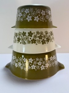 lot 177 image: Vintage Pyrex Crazy Daisy Spring Blossom Green 3-Piece Casserole Dish Set (Model #473, 474-B, 475)