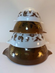 lot 31 image: RARE Vtg 1960s Pyrex #440 Series Early American Cinderella Nesting Bowls - Complete 4-Pc Set - Brown &amp Gold Motif
