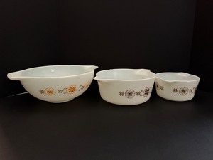 lot 169 image: Vtg PYREX Mixed Set Town &amp Country Mixing &amp Casserole Bowls (3 PC) 400 &amp 700 Series MCM