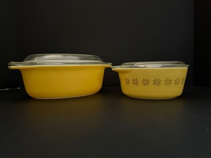 lot 191 image: Vintage Pyrex Town &amp Country Set, Yellow Brown Star Casserole Dishes w Lids