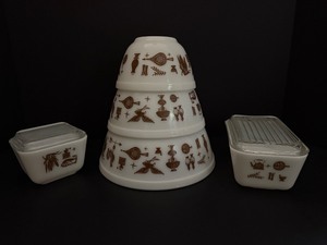 lot 99 image: Vintage PYREX Early American Mixing Bowls &amp Refrigerator Dishes Set  Brown on White (1960s)