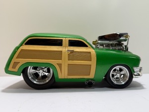 lot 112 image: RARE Muscle Machines 118 Scale 1950 Ford Woody Wagon Green Die-Cast Car Custom Hot Rod.