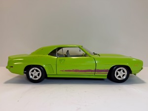 lot 123 image: RARE Vintage 1998 Ertl American Muscle 118 Scale 1969 Chevy Camaro Street Machine - Lime Green #7981