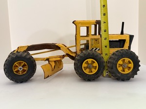 lot 201 image: VINTAGE 1960s70s Tonka Pressed Steel Road Grader Toy Truck - YELLOW w Steering