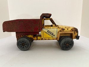 lot 193 image: Vintage 1983 Tonka Construction Chevy Dump Truck #51070 Pressed Steel Yellow Red USA
